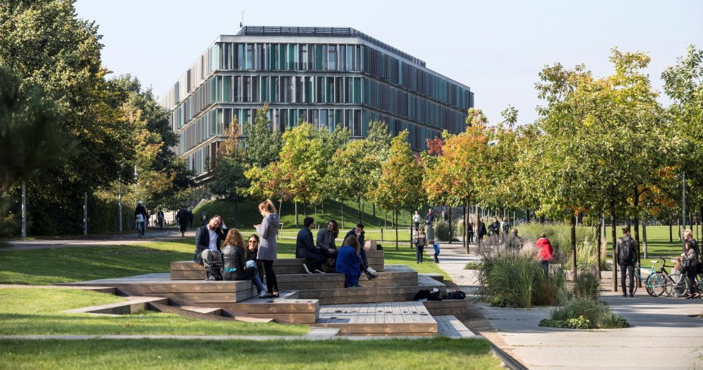 Picture of Kilen campus with students in front