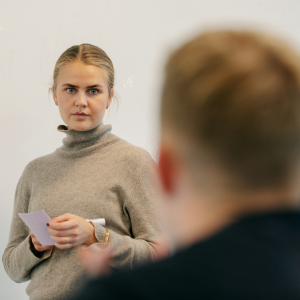 Illustration showing a student who receives feedback from an instructor